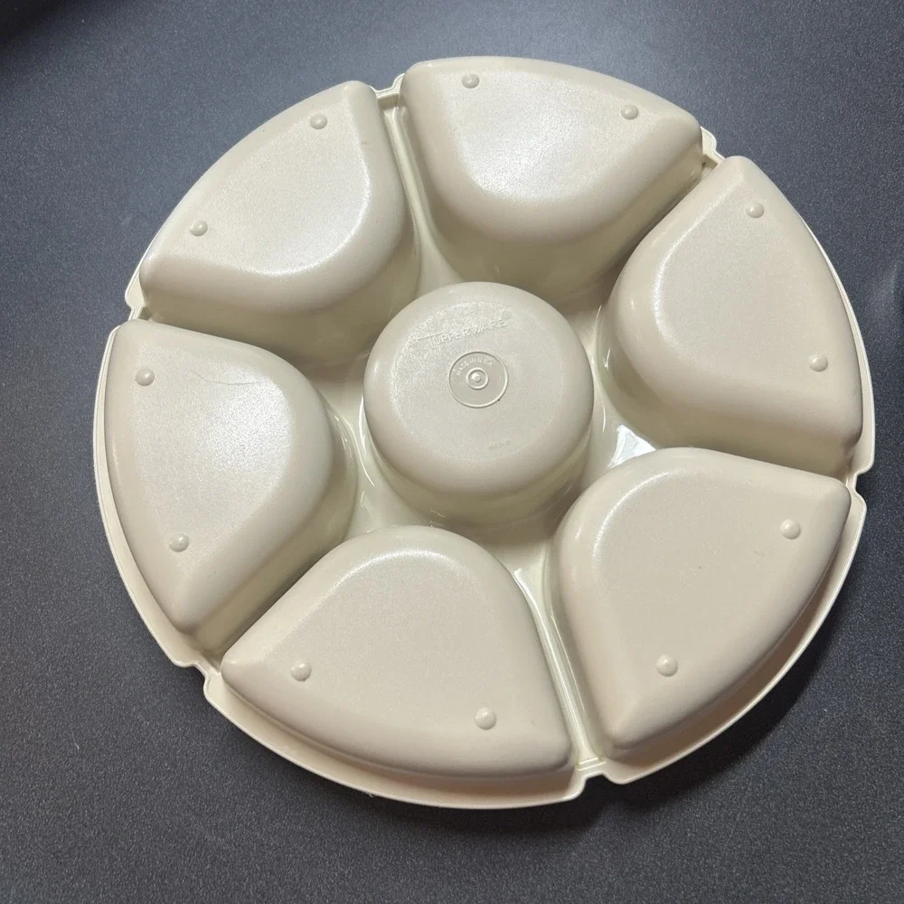 TUPPERWARE Serving Center 6-Part Divided Party Veggie Snack & Dip Tray